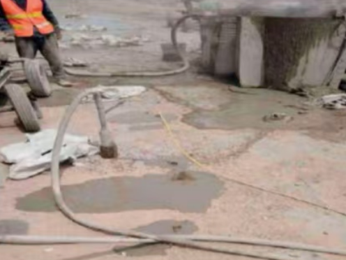 西峰水泥混凝土路面板底注浆技术 路面脱空注浆整治方案