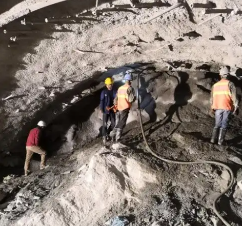 西峰拱顶带模注浆料的施工流程及注意事项